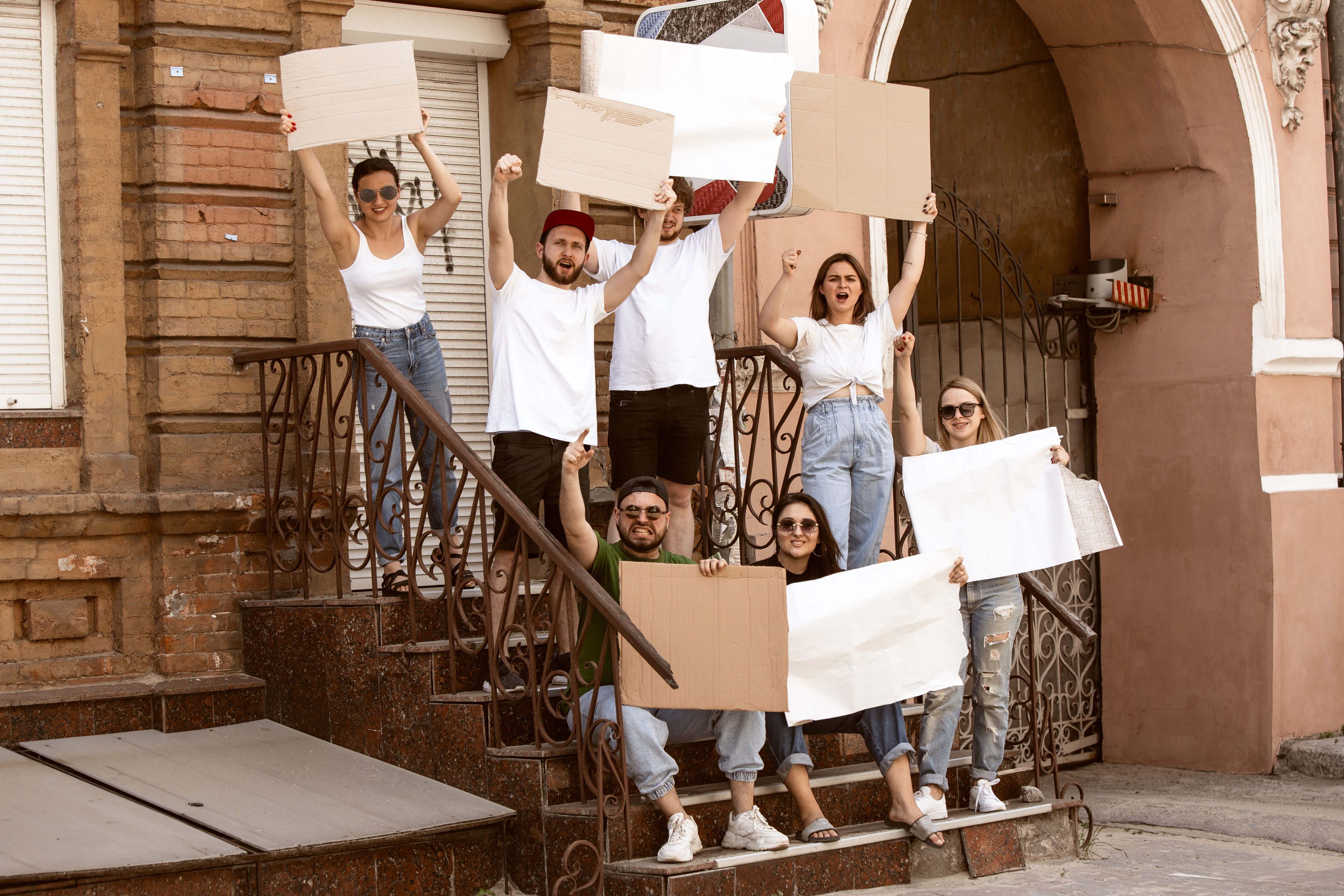 Personnes tenant des pancartes